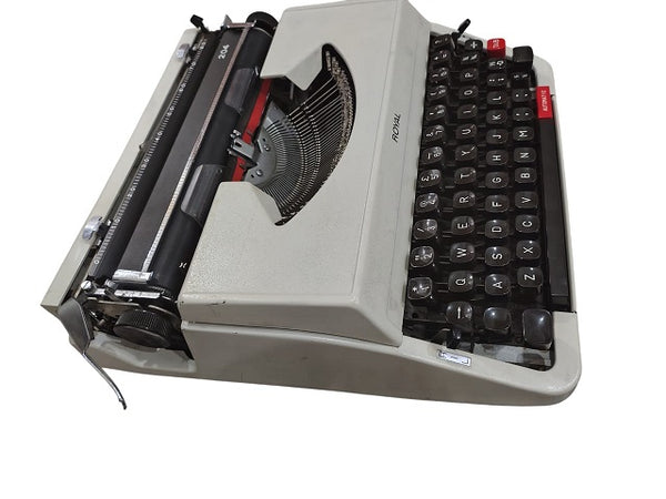 آلة كاتبة ماركة رويال مستعمله